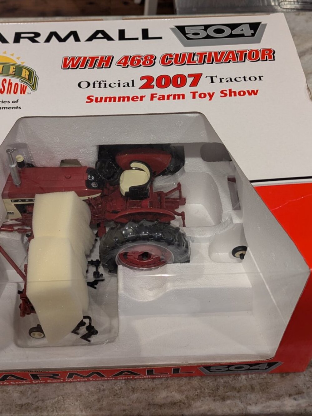 1/16 Farmall 504 Tractor & 468 Cultivator 2007 Summer Farm Toy Show Edition spec - Picture 5 of 10